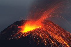 Ile de Java (Indonésie) - Détroit de la Sonde - Volcan du Krakatau - Eruption de nuit.Ph. Crochet